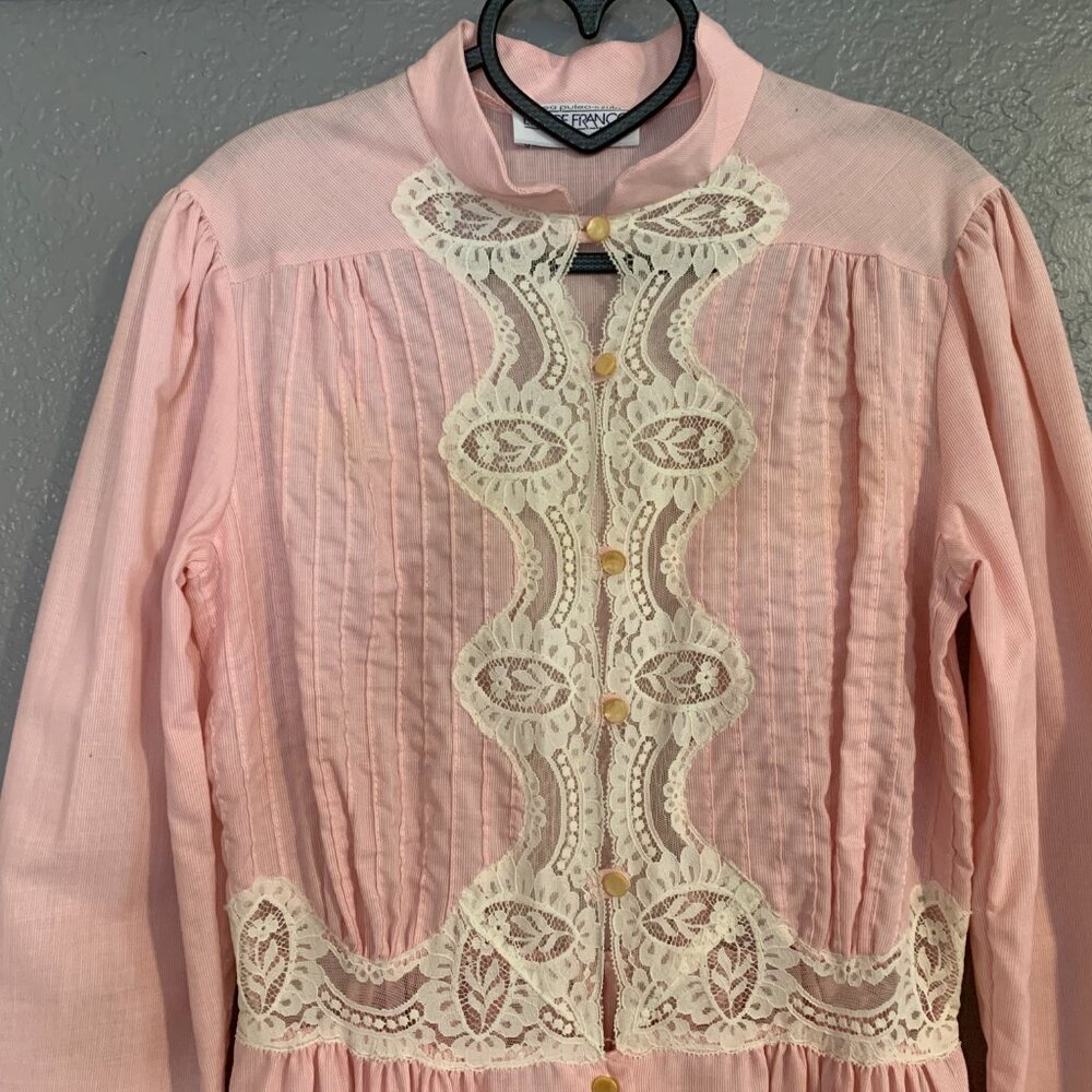 Vintage-Inspired Women's Pink Lace-Trim Robe